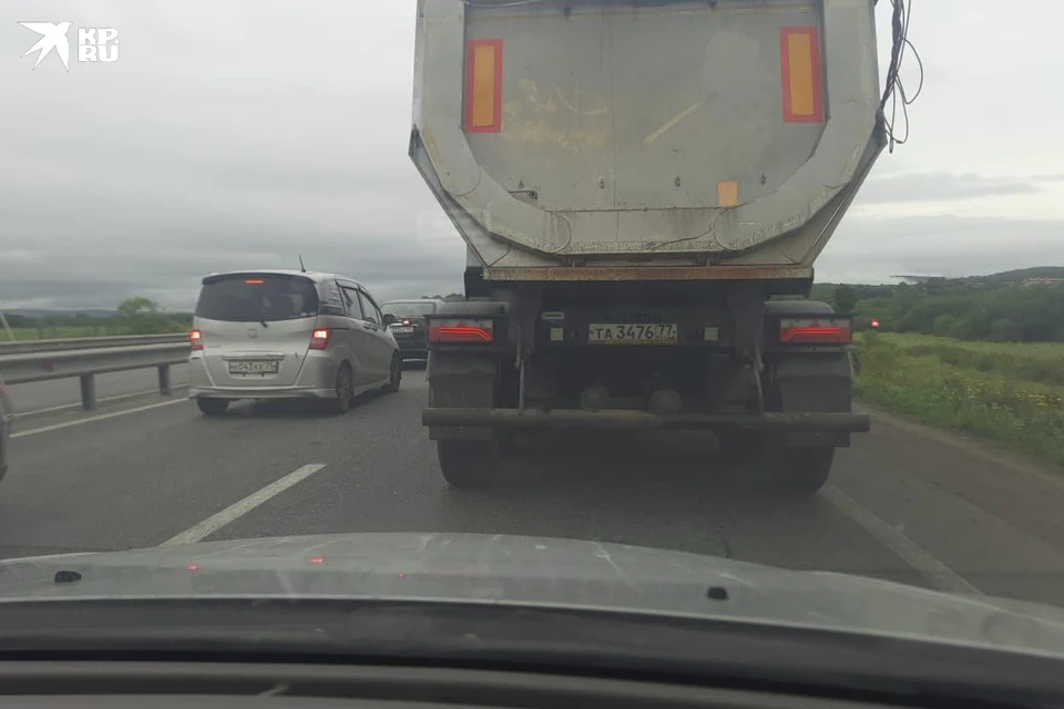 Автомобилисты делятся кадрами пробки.