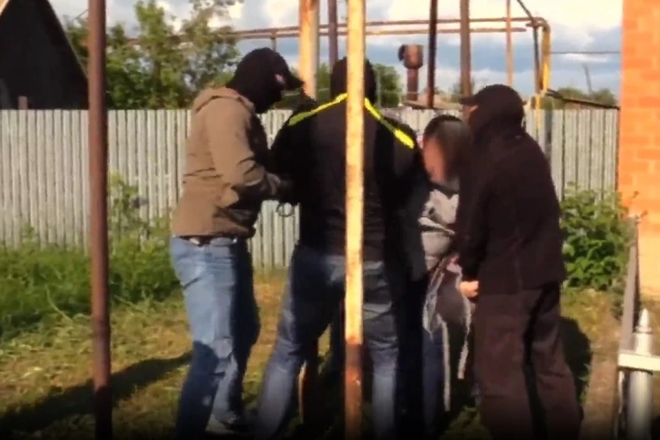 Дочка полицейского на митинге. Офицер кгб. Джумаев сайд-мухаммад саид-ахмедович. Ударил полицейского по лицу в питере на митинге. Жена мексиканского наркобарона.