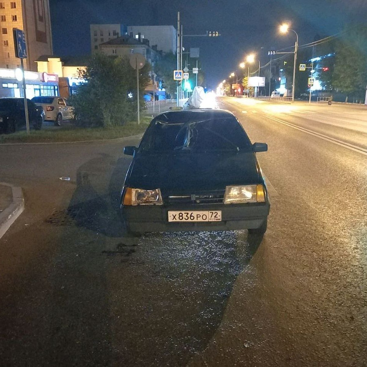 В Тюмени на Червишевском Тракте тонированная легковушка сбила двоих мужчин  - KP.RU