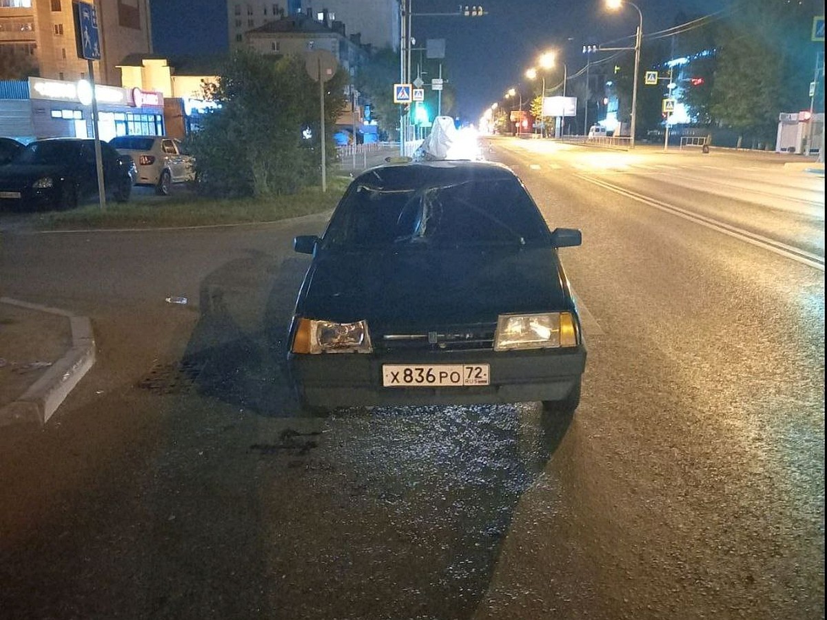 В Тюмени на Червишевском Тракте тонированная легковушка сбила двоих мужчин  - KP.RU