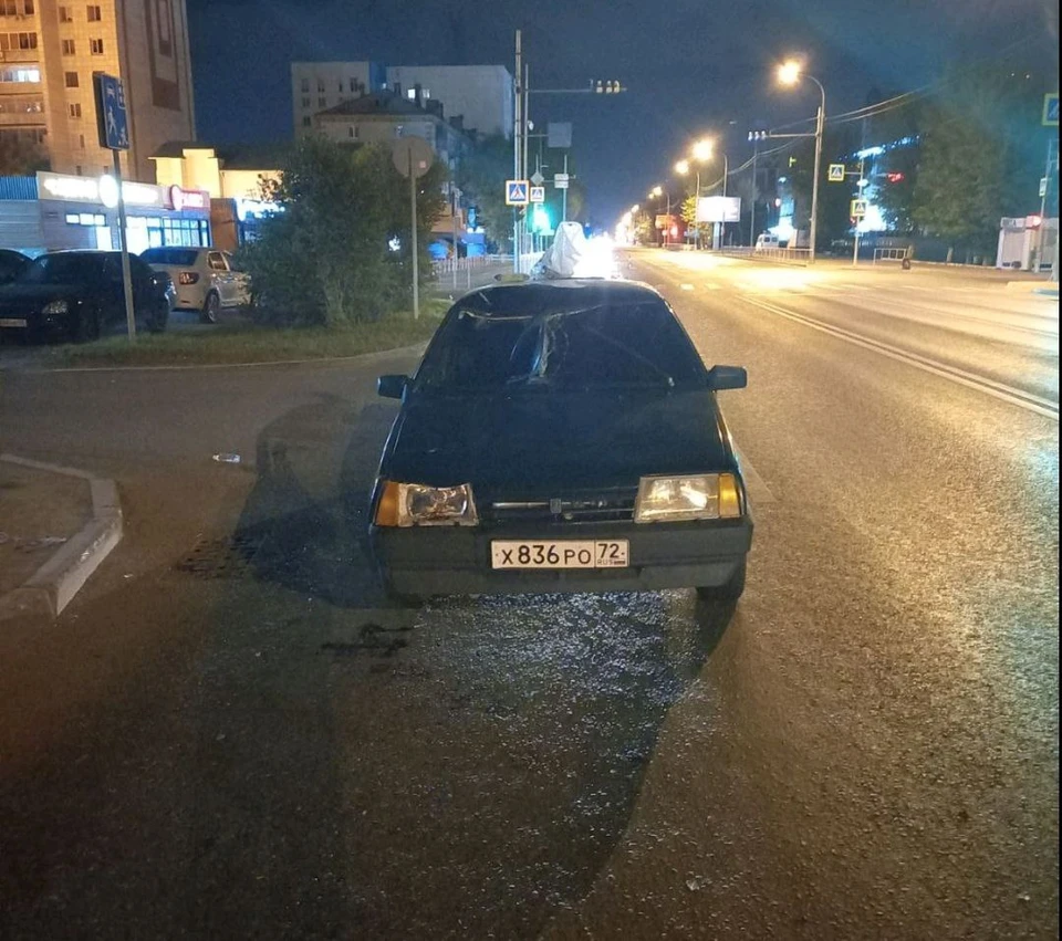 В Тюмени на Червишевском Тракте тонированная легковушка сбила двоих мужчин  - KP.RU