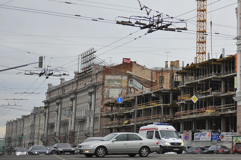 В Октябрьском районе Новосибирска водитель крана повредил троллейбусные провода.