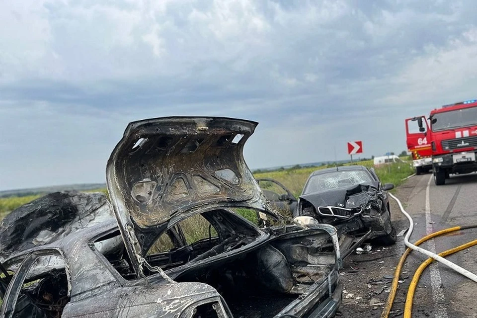 Спасатели ликвидировали возгорание двух автомобилей в результате ДТП в ЛНР. Фото - ГУ МЧС России по ЛНР