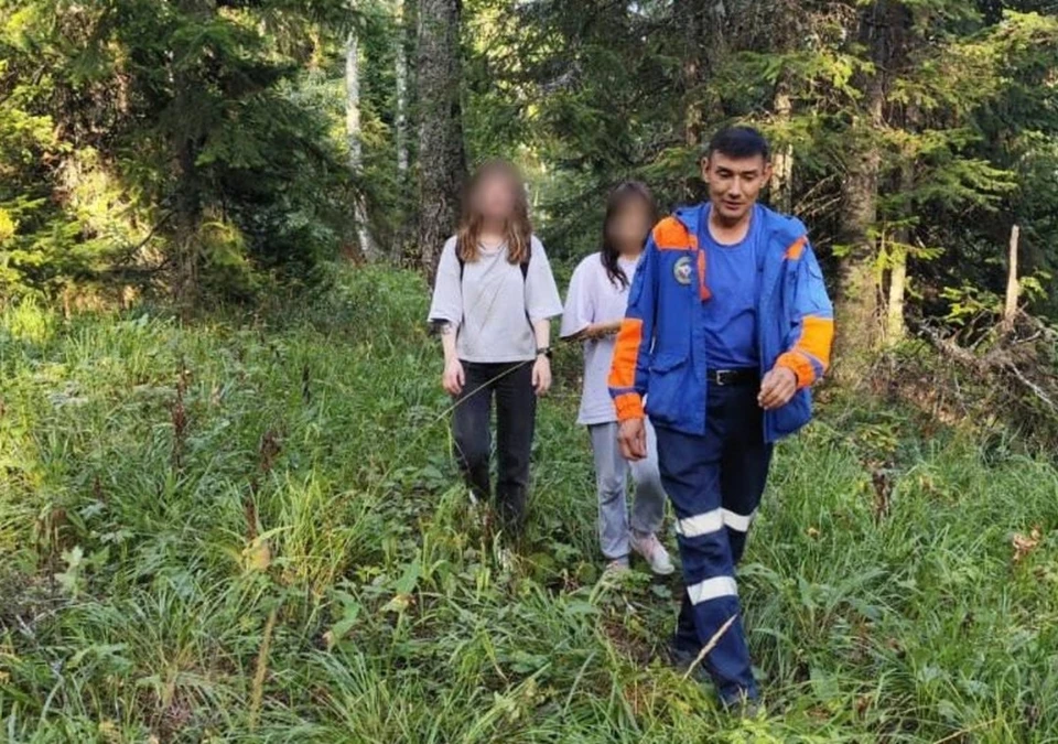 Заблудились две девушки. Девушка бежит в лесу. Человек заблудился в лесу. Девочка потерялась в лесу. Девушка кричит в лесу.