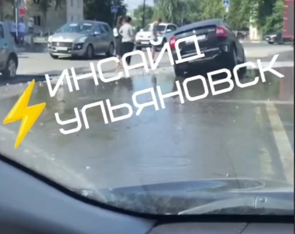 У Винновской рощи автомобиль провалился передним колесом в яму в асфальте. Фото телеграм-канал Инсайд Ульяновск