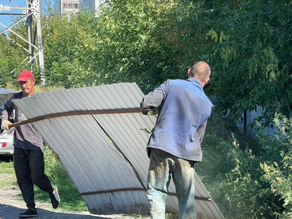 На улице Станкостроителей убрали забор бывшей парковки и срезали высокие кусты. Фото УГД