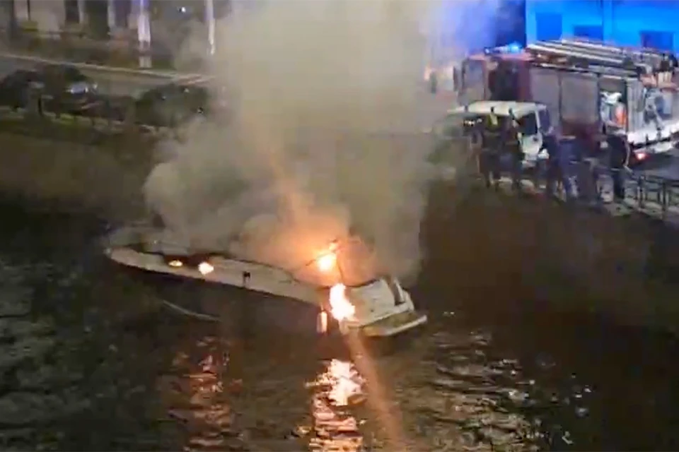 Катер вспыхнул на набережной Мойки в Петербурге. Фото: скриншот видео