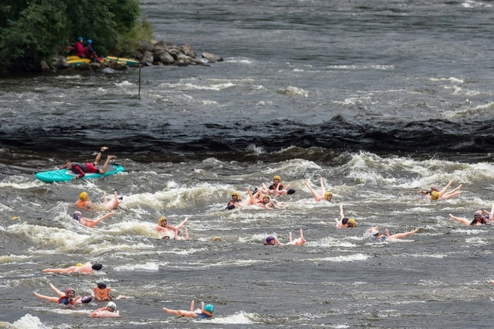 Веселый заплыв на резиновых женщинах прошел на озере Вуокса. Фото: vk.com/bubblebabachallenge