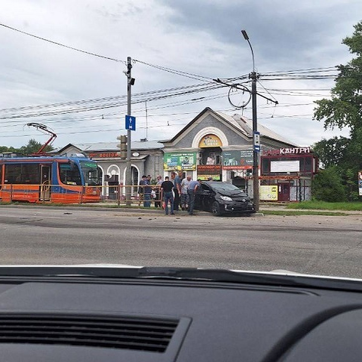 Выбросило на трамвайные пути: авария с двумя машинами произошла в Хабаровске  - KP.RU