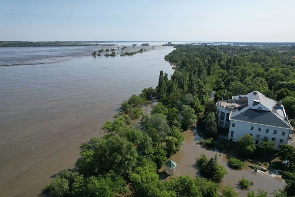 После затопления из-за разрушения Каховской ГЭС на Днепре появились новые острова Фото: Новокаховская администрация