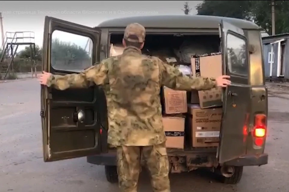 Землякам, проходящим службу в зоне проведения специальной военной операции, переданы автомобиль и гуманитарная помощь от жителей Тверской области.
