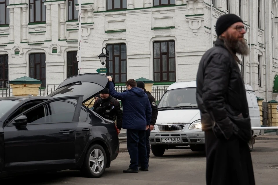 Полиция начала штурм помещений Киево-Печерской лавры