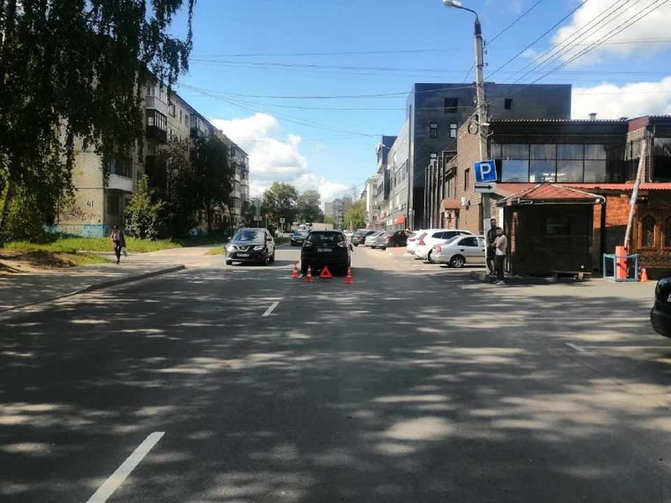 Две девочки попали под машину на бульваре Цанова Фото: УГИБДД России по Тверской области