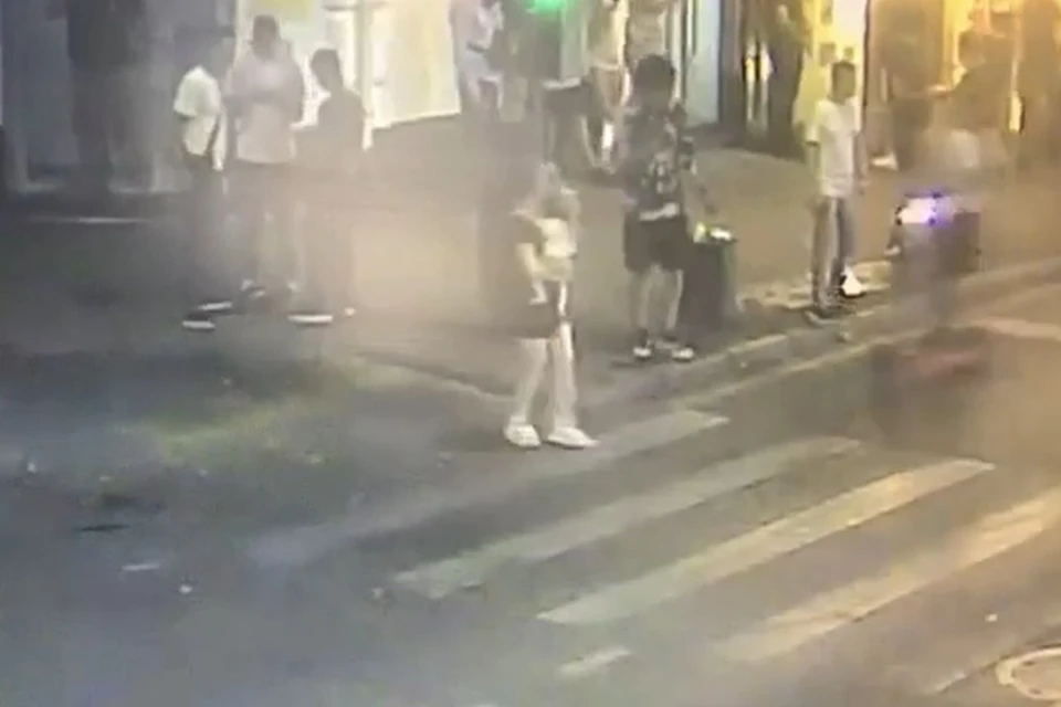 Няня с малышом на руках переходила дорогу Фото: кадр из видео