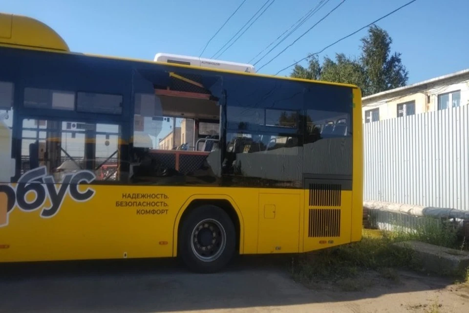 В Ярославле неизвестный выстрелил в боковое стекло автобуса. ФОТО: страница Хасьятуллы Гирфанова ВКонтакте