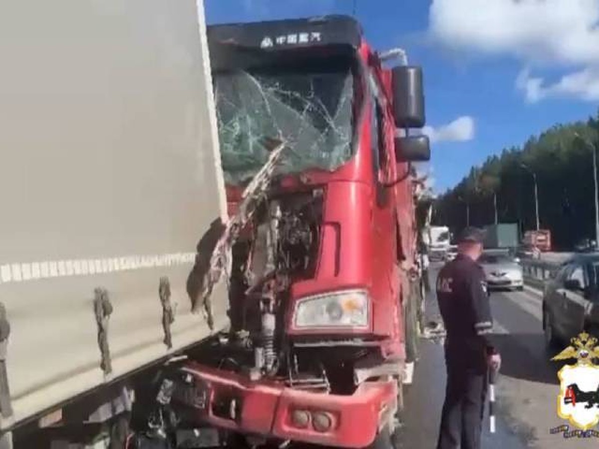 Видео ДТП с девятью автомобилями в Ангарске - KP.RU