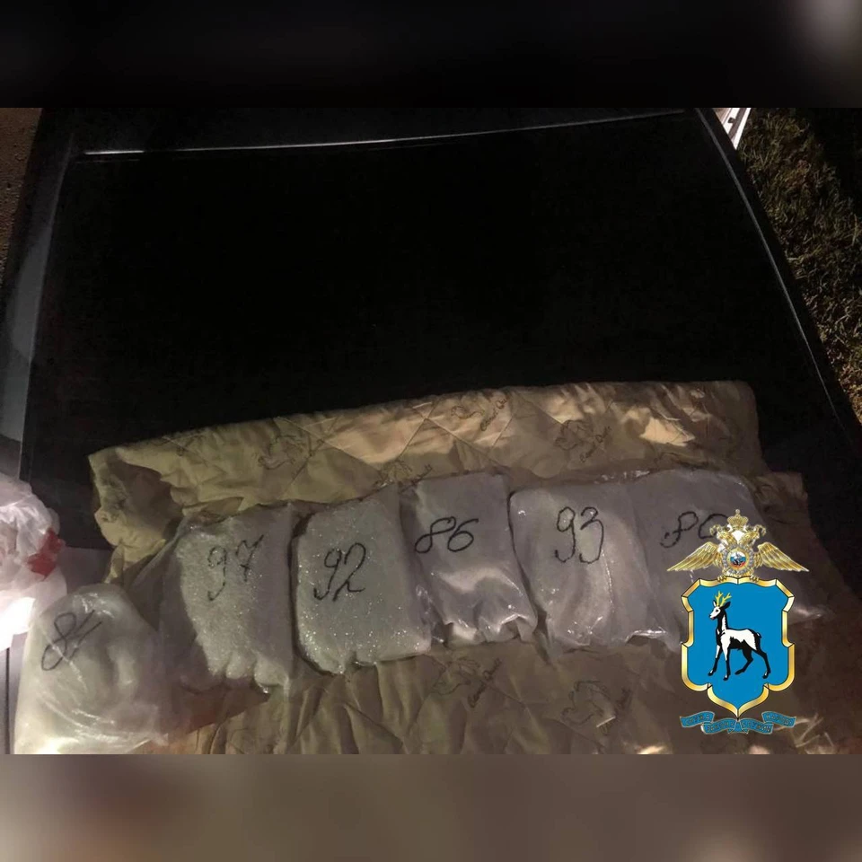 Вещества она везла на заднем сиденье иномарки