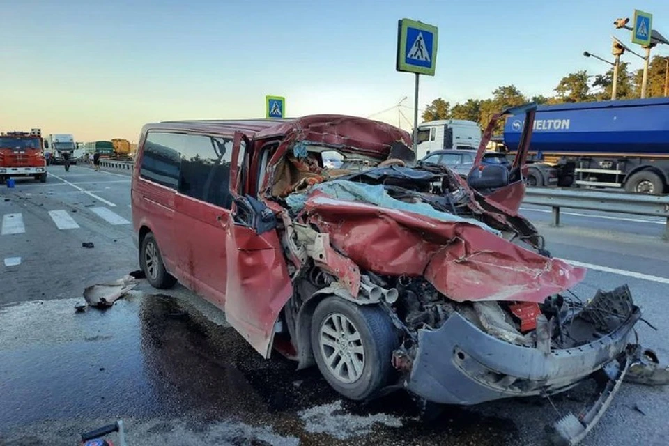 От сильного удара легковушку смяло, как бумажный лист. Фото: УГИБДД по Ростовской области