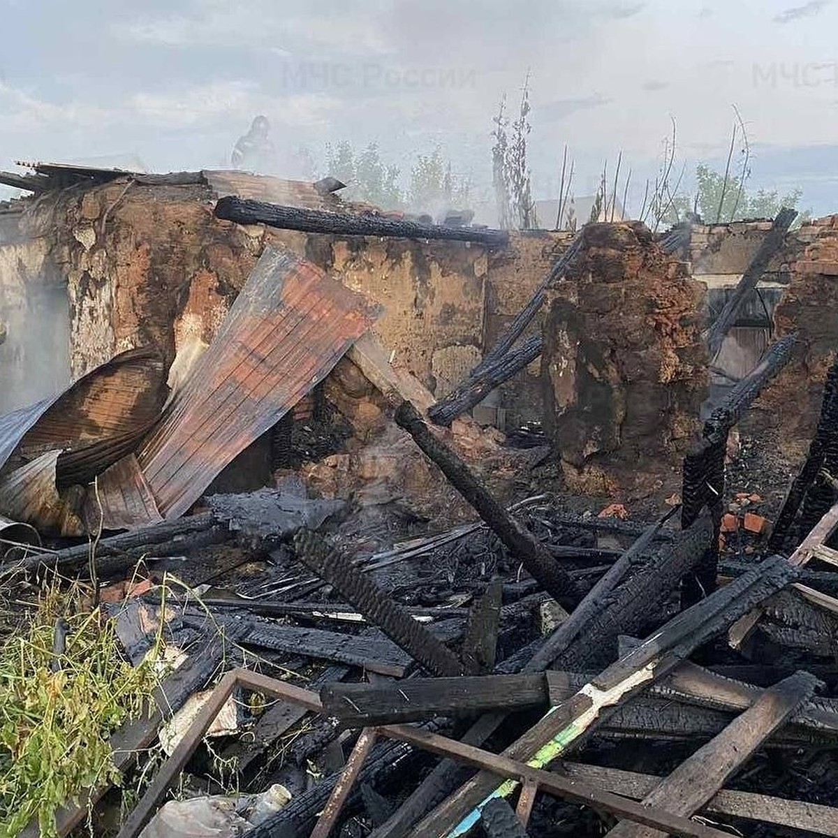 В Оренбурге на улице Гвардейской сгорел жилой дом, погибли 2 человека -  KP.RU