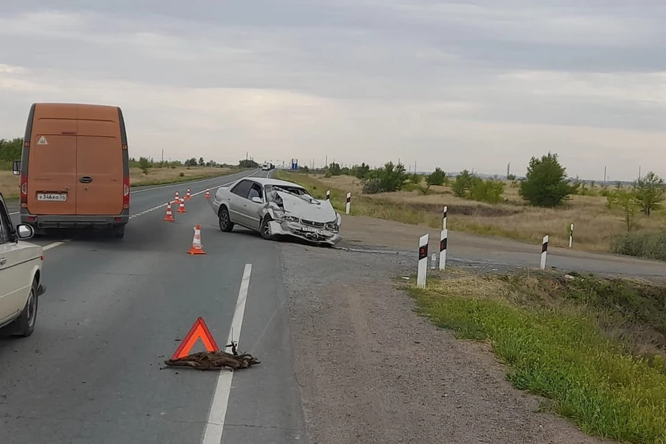 После удара «Шкоду» под управлением 39-летнего жителя города Гая снесло в кювет.