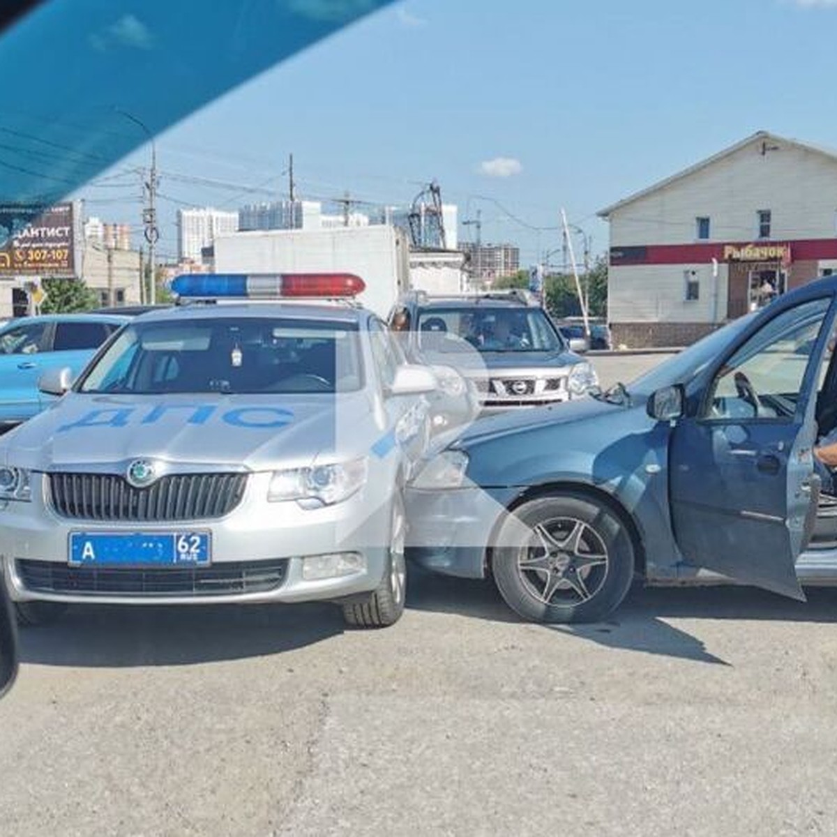 Renault Logan врезался в машину ДПС на парковке в Рязани - KP.RU