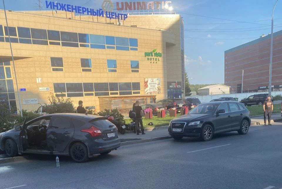 В ДТП в Екатеринбурге пострадала 37-летняя мотоциклистка, фото: Госавтоинспекция Екатеринбурга