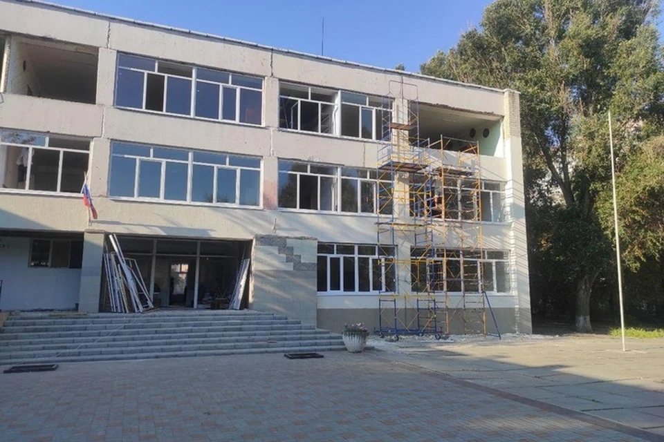 Ведутся работы по облицовке цоколя плиткой, штукатурке фасада, замене оконных блоков. ФОТО: vk.com/minoinzo