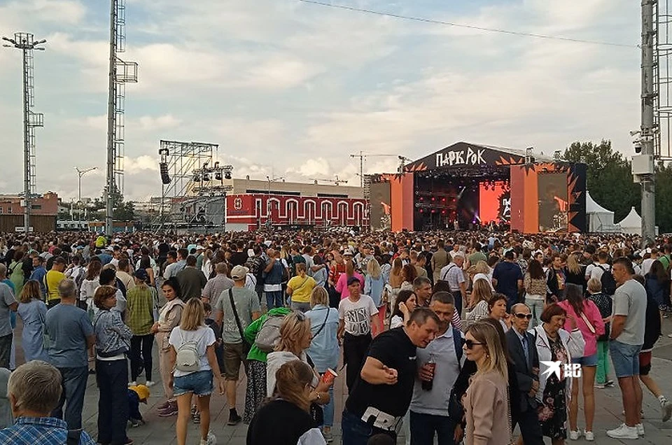 Тысячи горожан пришли послушать рок-музыку