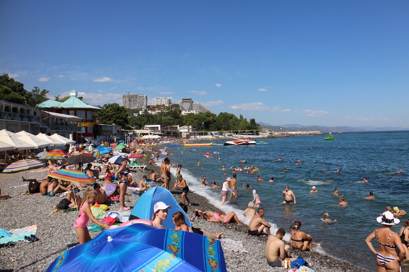 Главный пляж Алушты в августе 2023