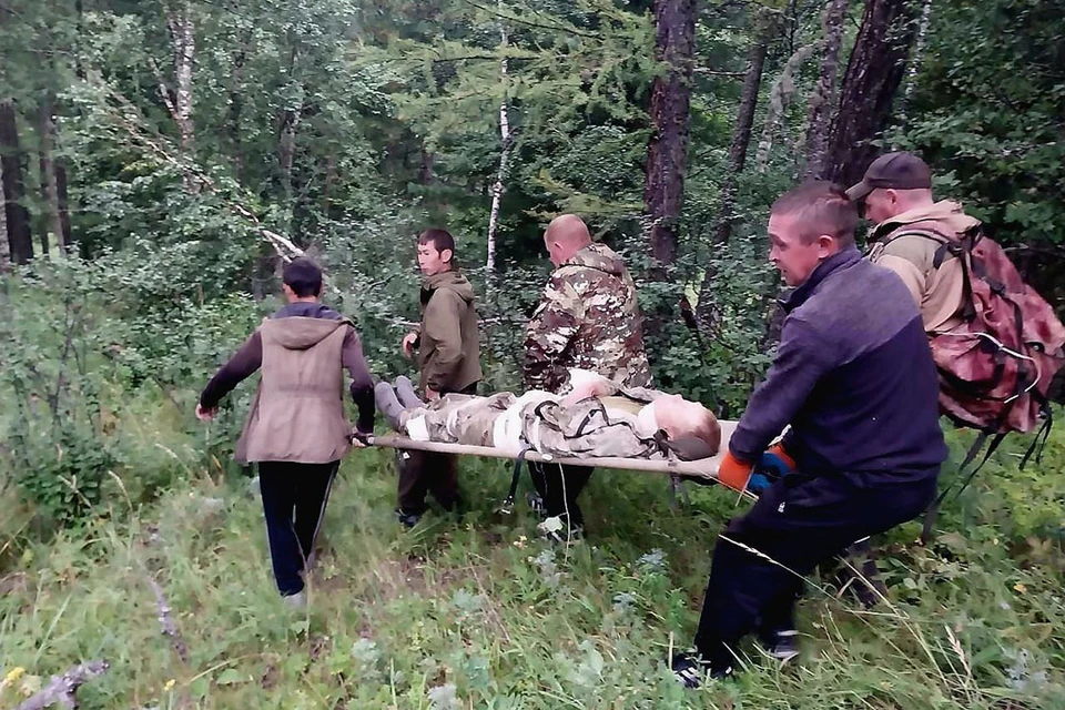 Эвакуация пострадавшего. Фото: управления ГОЧС и ПБ в Республике Алтай