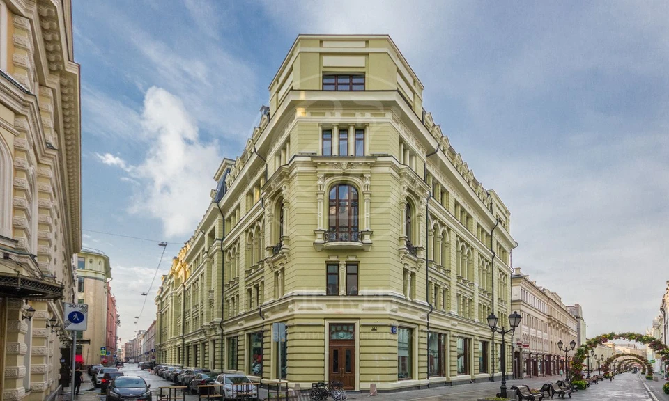 В этом здании в центре Москвы находится принадлежавшая Дубровскому двухуровневая квартира.