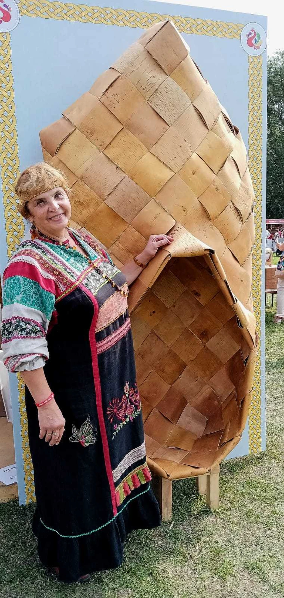 Костромичка сплела лапоть-гигант из бересты. Фото: департамент культуры Костромской области