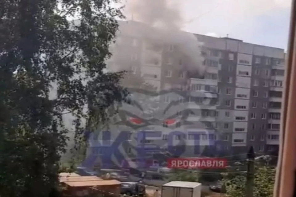 Клубы дыма валили из окон седьмого этажа. ФОТО: скриншот видео группы "Жесть Ярославль" ВКонтакте