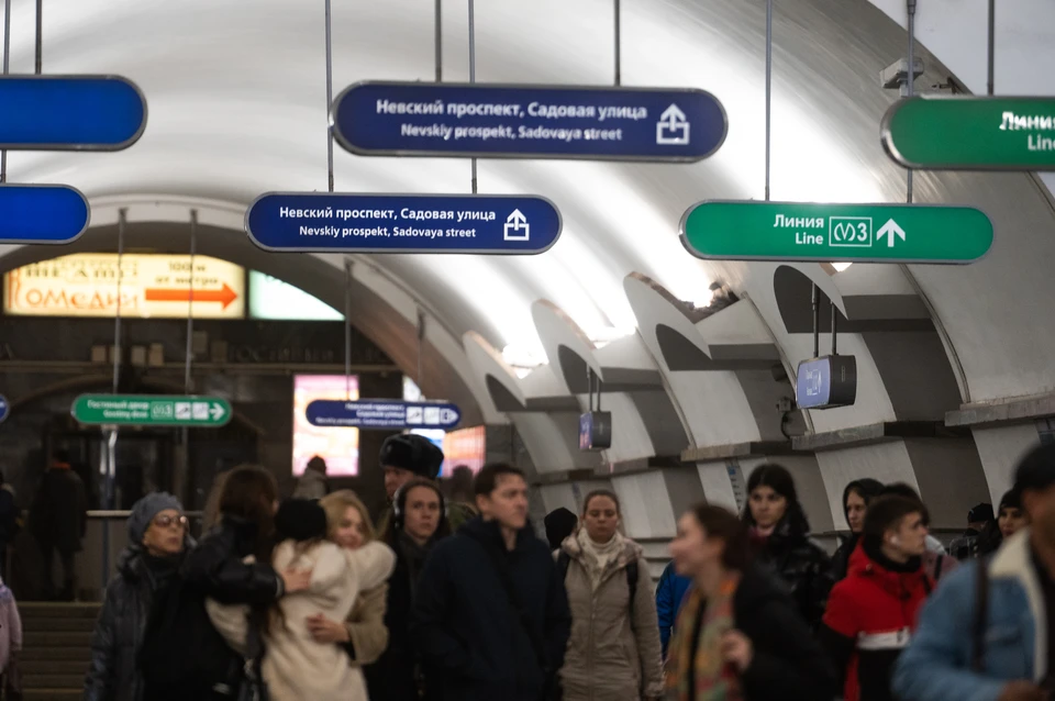 Сбой в движение поездов произошел на синей линии метро Петербурга вечером 21 августа.