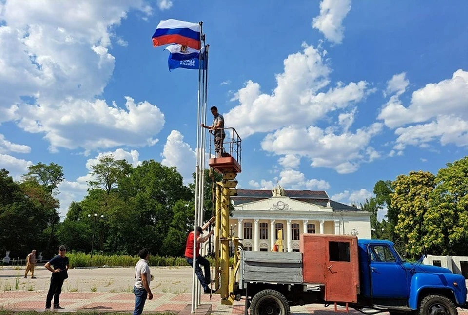 В населенных пунктах Новокаховского округа развеваются российские триколоры. Фото: администрация округа.