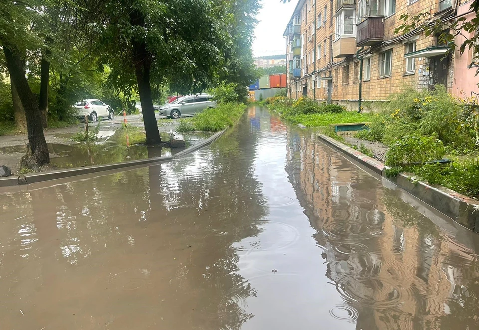 Дворы во Владивостоке затопило.