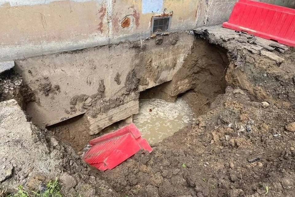 В Новосибирске прокуратура проверит провал у многоэтажки на Бориса Богаткова. Источник фото: Виктор ВОРОБЬЕВ