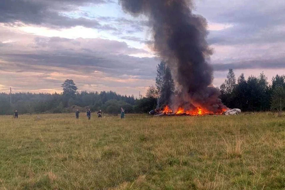 МЧС: частный самолет Embraer Legacy потерпел крушение в Тверской области. Фото: кадр из видео