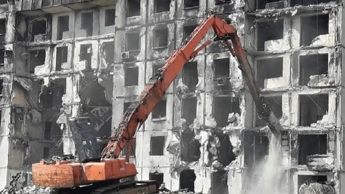 В Мариуполе сносят одну из последних, не подлежащих восстановлению  многоэтажек - KP.RU