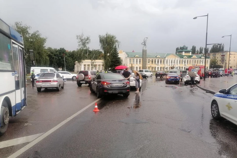 В Липецке на площади Революции случилось массовое ДТП