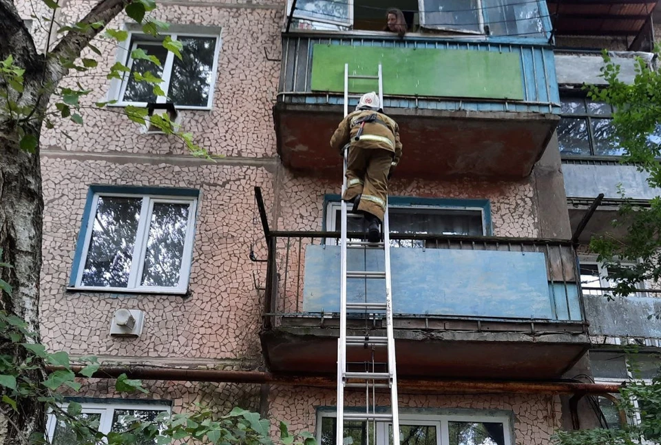 Малыш случайно закрыл маму на балконе