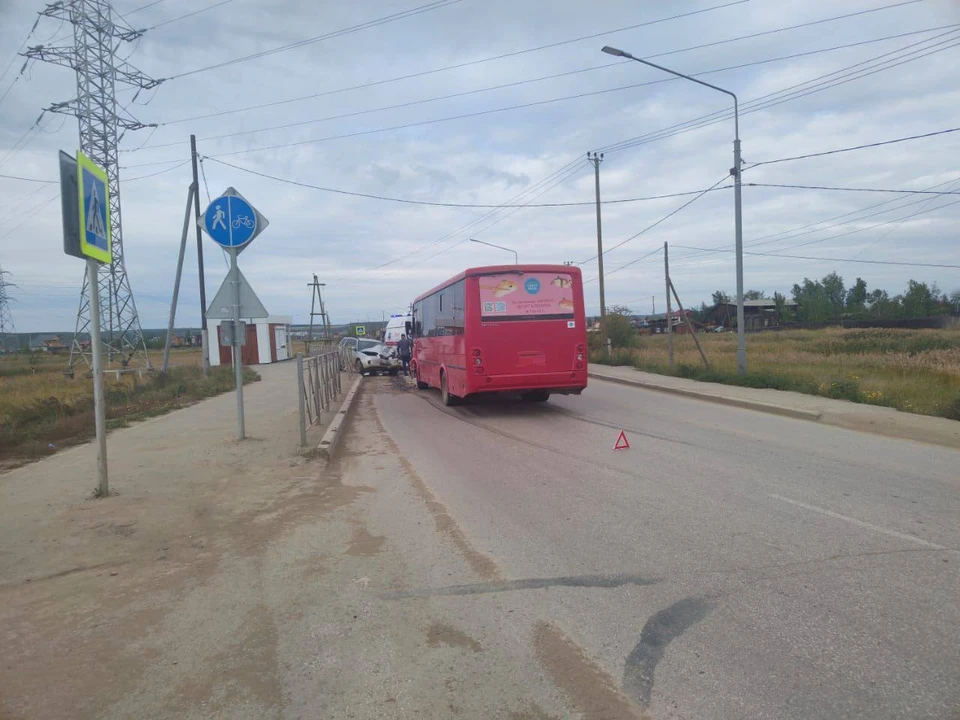 Автобус выехал на полосу встречного движения. Фото: пресс-служба ГИБДД Якутии