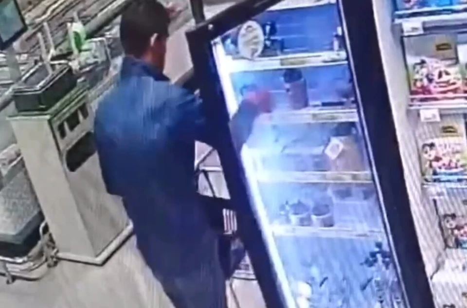Житель Нижневартовска вынес из супермаркета 14 банок икры. Фото: скриншот из видео/пресс-служба УМВД России по ХМАО-Югре