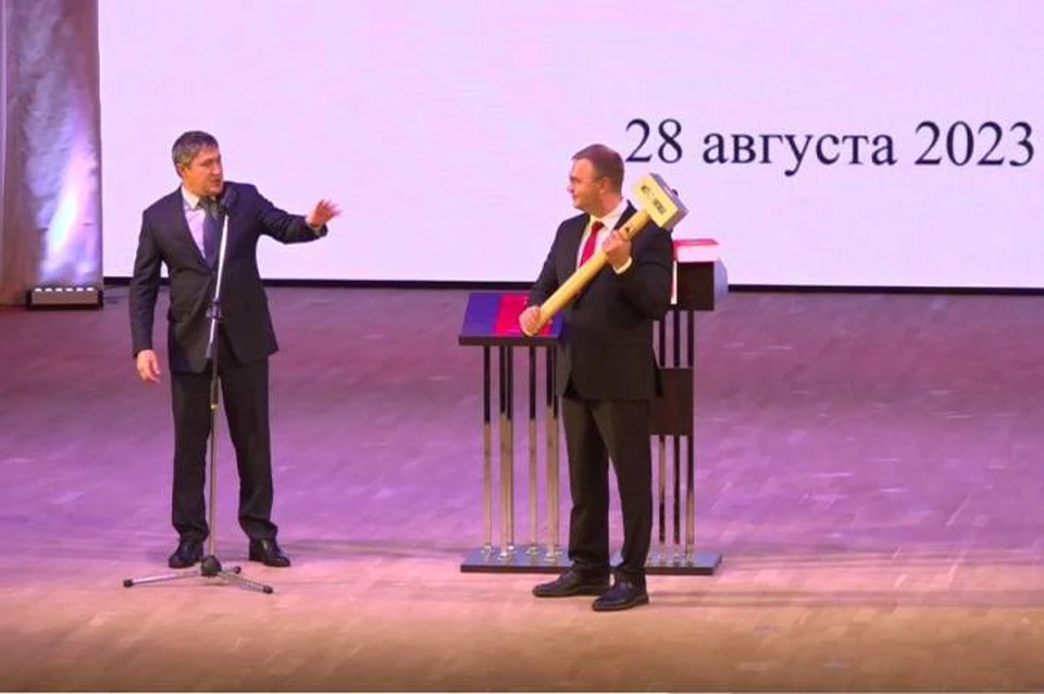 Дмитрий Махонин (слева) поздравил Эдуарда Соснина в новой должностью