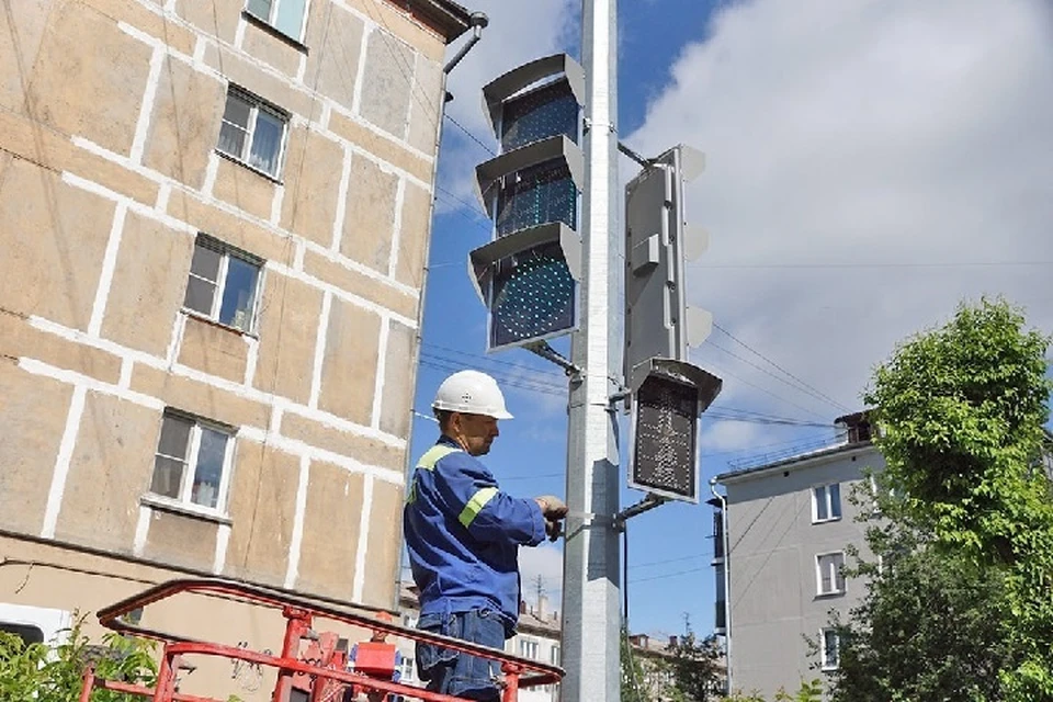 На дороги города возвращаются уцелевшие или отремонтированные транспортные и пешеходные светофоры. Фото: Администрация города Мариуполя