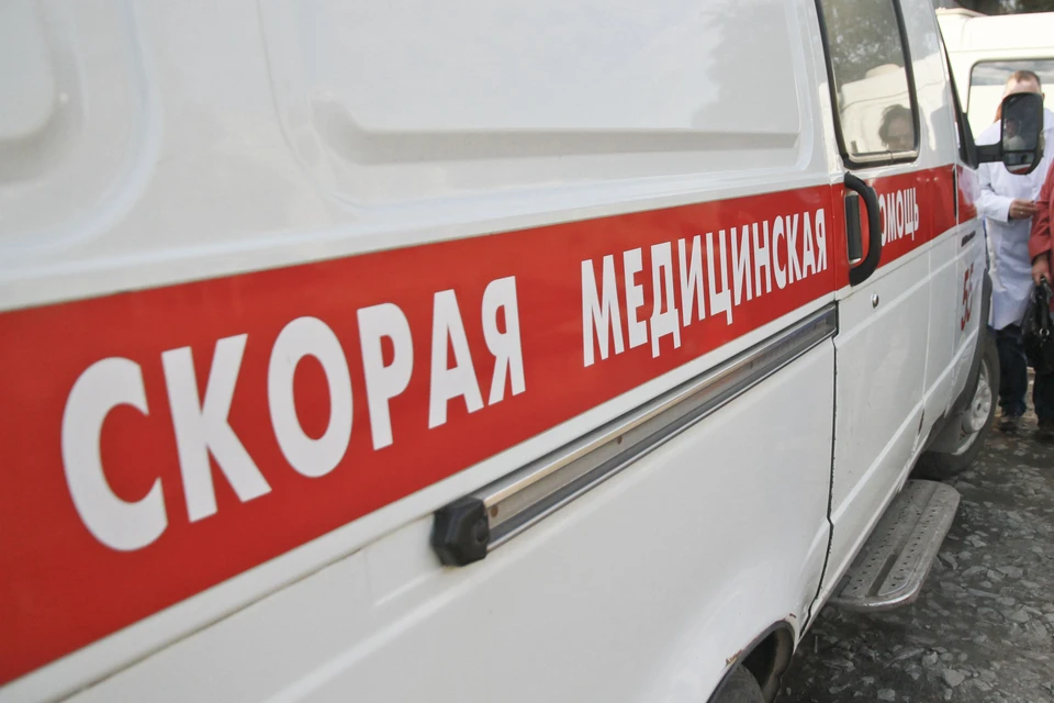 При оказании помощи пациент, который лежал на полу, ударил фельдшера кулаком