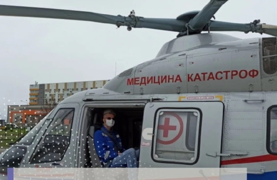 Ребенка вертолетом доставили в больницу.