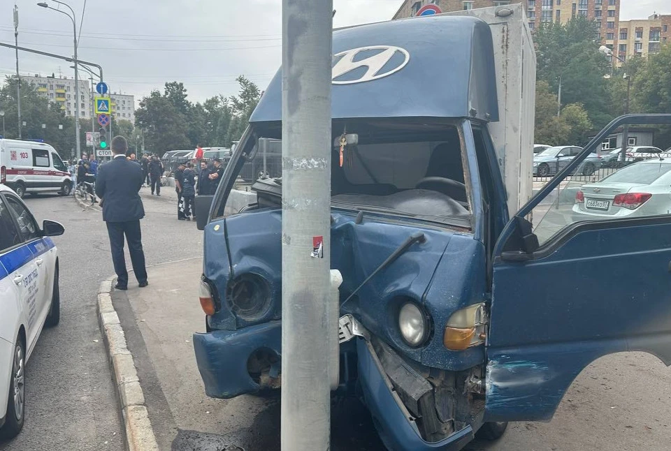 На месте аварии работают оперативные службы города