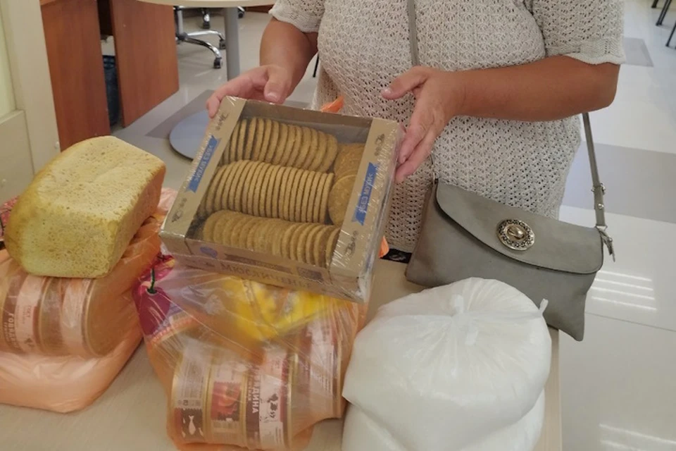 Продуктовые наборы бесплатно выдаются нуждающимся Фото: Новокаховская администрация