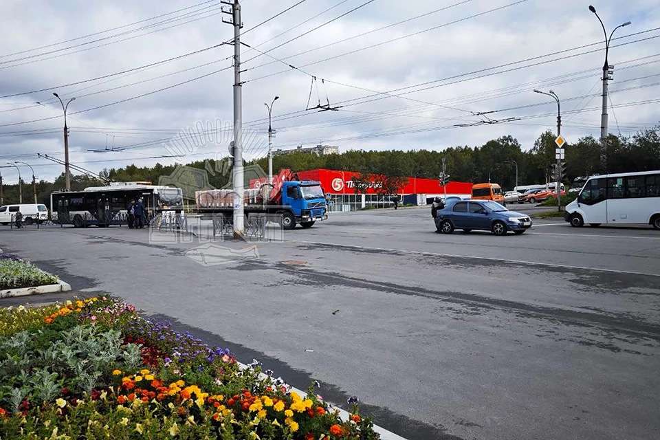 Днем 30 августа в Первомайском округе Мурманска столкнулись грузовик и Renault Logan. Фото: Мурманск ДТП ЧП / vk.com/murmansk_dtp